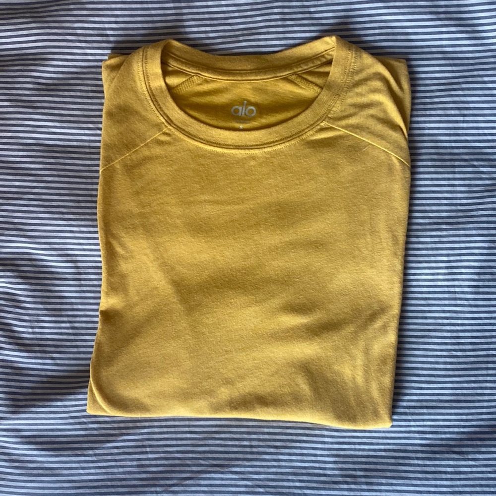 Men’s mustard yellow alo t-shirt “triumph” crew neck. Never worn.